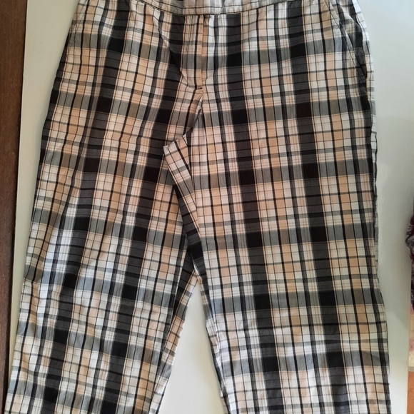 Izod Size 8 Checked Golf Capris - Picture 3 of 7